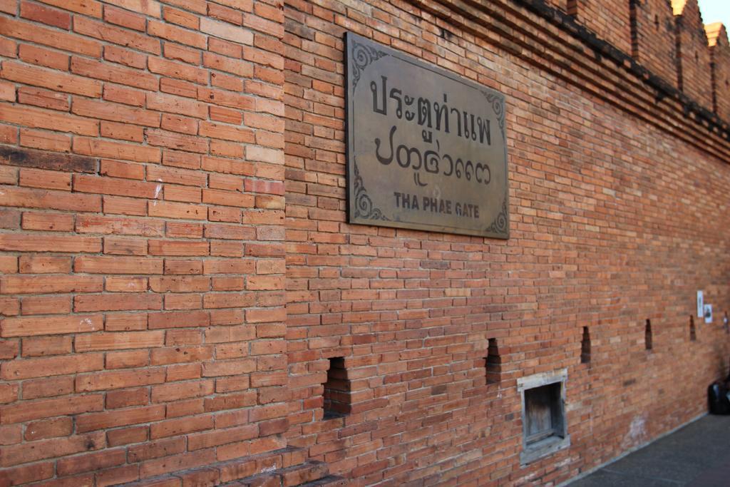 Z'S Hostel At Tha Phae Gate Чіангмай Екстер'єр фото